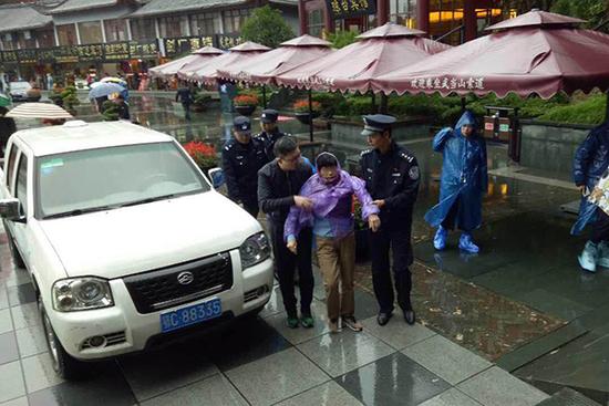 民警攙扶老人。警方供圖