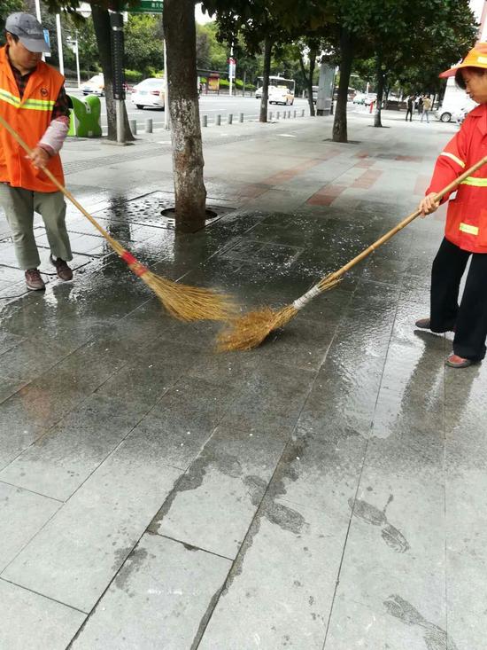 环卫工清洗沿江大道沿线油污