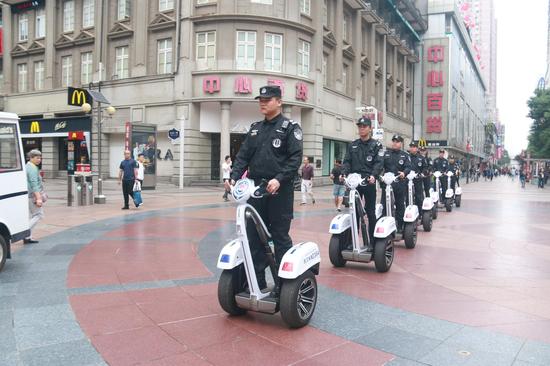 执法队员踩智能平衡车巡逻江汉路步行街