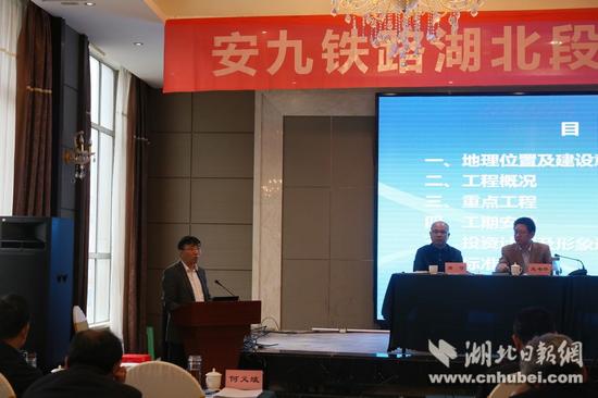 中铁十一局集团董事长、党委书记何义斌代表施工单位发言 肖帆 摄