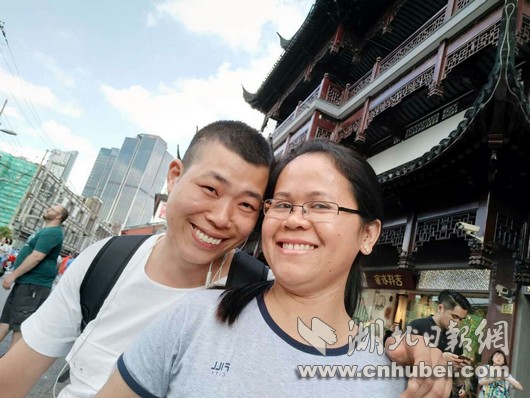 图为夫妻二人合影