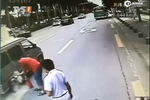 貨車冒濃煙 過路公交司機(jī)出手滅火