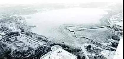 上世纪50年代，戴家湖为盛产鱼虾的天然湖泊，曾被纳入附近青山公园的远景规划范围