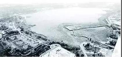 上世紀(jì)50年代，戴家湖為盛產(chǎn)魚蝦的天然湖泊，曾被納入附近青山公園的遠(yuǎn)景規(guī)劃范圍