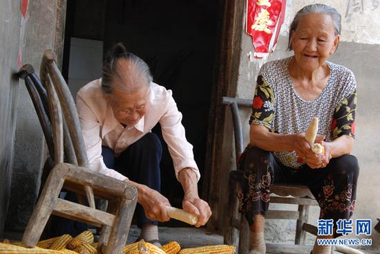 圖為:嚴富榮的兩個“媽”