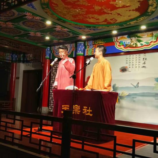 天乐社在讲相声
