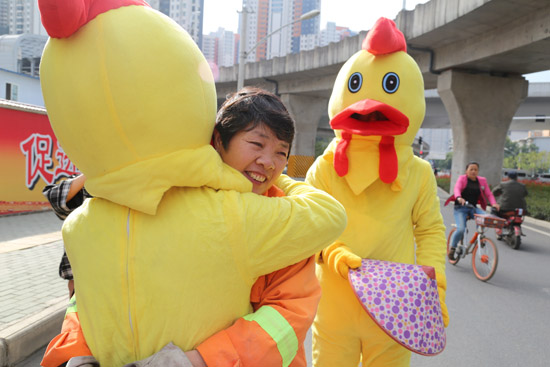 拥抱鹦鹉大道马鹦路附近的环卫工