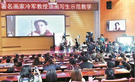 图为:授课现场