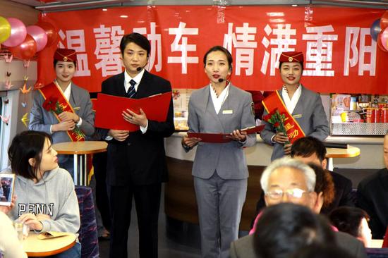D5885次列车上开展温馨动车 情暖重阳为主题的敬老活动。 李刚摄