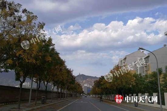 28日冷空氣來臨，北京出現(xiàn)大風(fēng)，天空放晴。