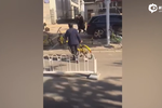 兩女生路邊亂停共享單車 七旬奶奶默默搬運(yùn)擺好