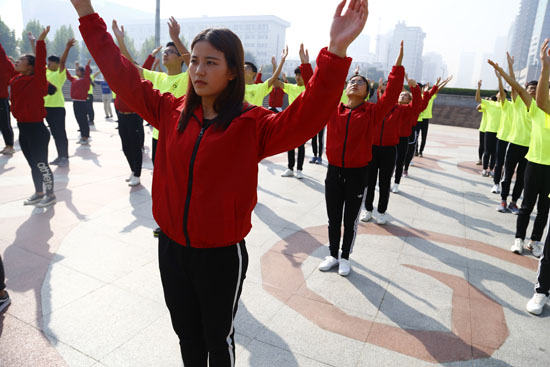 百余名大学生在洪山广场齐跳健身操