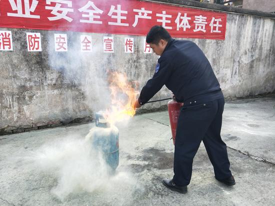 执法人员在进行消防演练