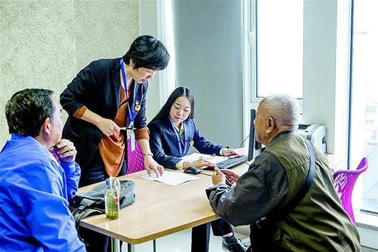 图为市民在办理公证。