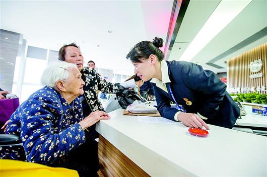 图为7日,市民在武汉市中星公证处向工作人员咨询。