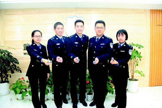 图为:五名年轻的反电诈“狙击手”(右一为最年轻的杨雅迪)