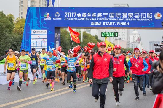 2017咸宁国际温泉马拉松开跑 非洲军团成最大