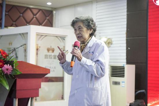 武汉仁爱医院特约专家原同济医院妇产科教授李秀兰讲解宫颈癌预防知识。