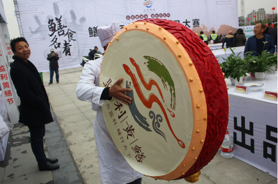 监利举行全国首个黄鳝节 现场可品尝大厨制作