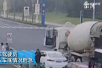 三輪車主被壓，15名過路司機熱心抬車救人