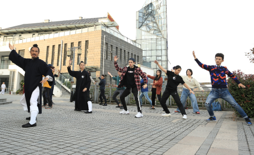 武当三丰派传人袁师懋带领大家练太极