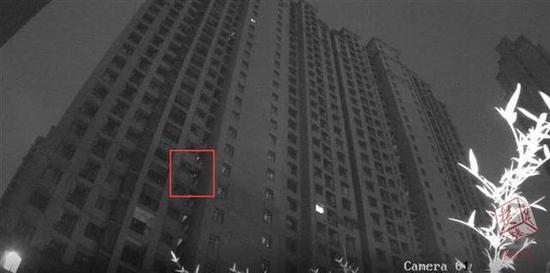 武汉两男子徒手爬上32楼行窃 警方成功将其抓获