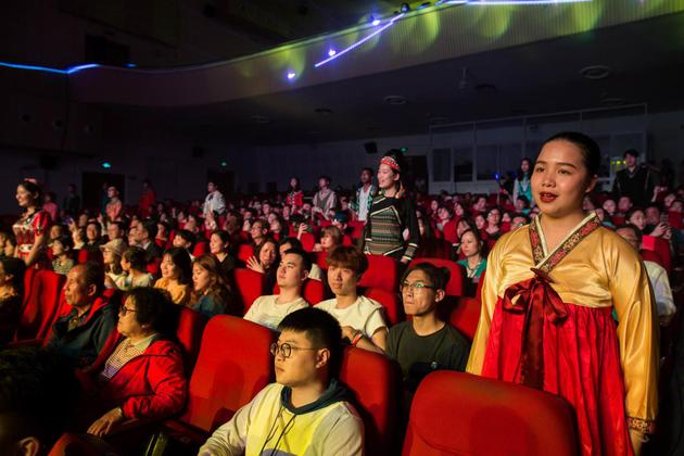 五十六个民族的学生现场演唱《我和我的祖国》