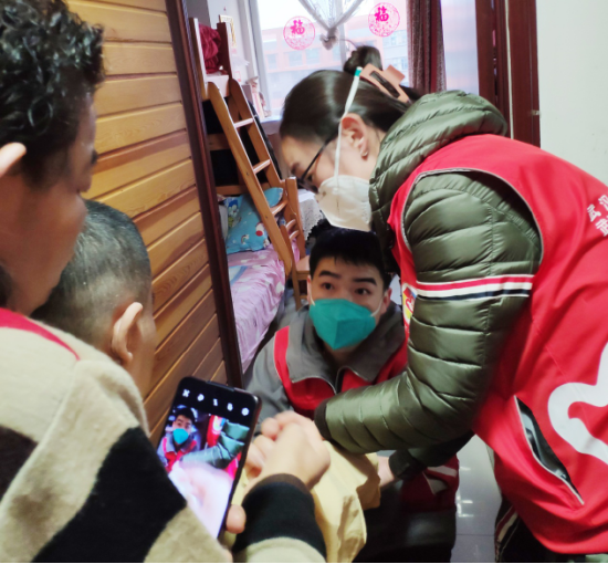 “彩虹伞”志愿服务团队为患者检查身体、询问居家状况 通讯员李敏 供图
