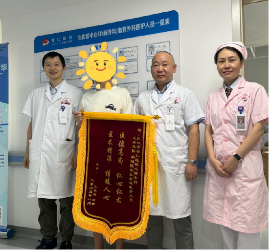 患者送来锦旗表示感谢