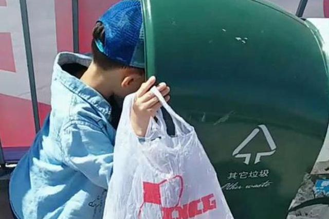 小志在垃圾桶里尋找瓶子