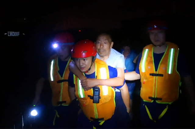 湖北恩施：暴雨引發(fā)城市內(nèi)澇 23名群眾被困