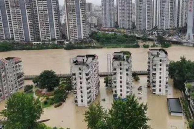 恩施城區(qū)清江漫堤大面積被淹 部分路段積水深達數(shù)米