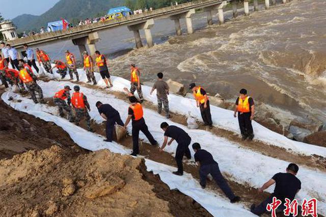 湖北麻城一河堤出现塌方 转移民众1800余人