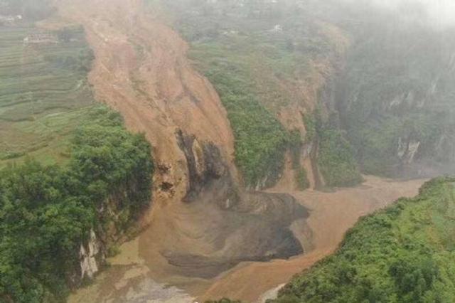 清江上游来水冲开堰塞湖顶 恩施城区压力减轻