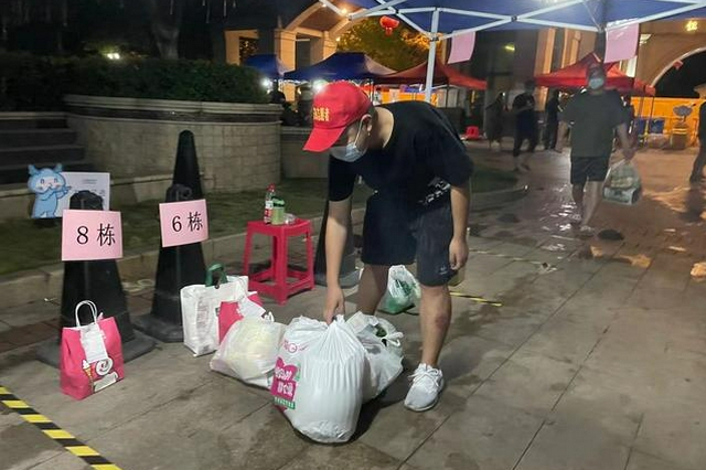 居住小區(qū)封控管理 東湖高新區(qū)城管黨員就地報(bào)到