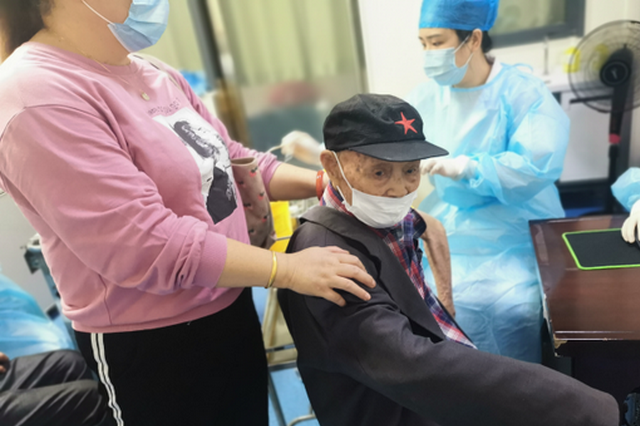 105歲高齡老人成為武漢蔡甸最年長的新冠疫苗受種者