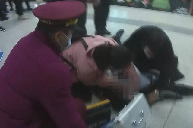 武汉：乘客呼吸骤停 地铁站里上演“生死接力”