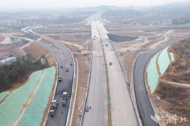 湖北鄂州機(jī)場高速公路主線貫通
