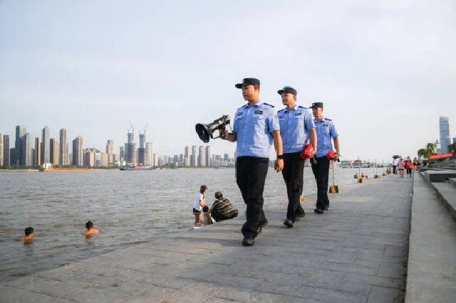 武汉公安“水陆空”立体救援守护两江平安