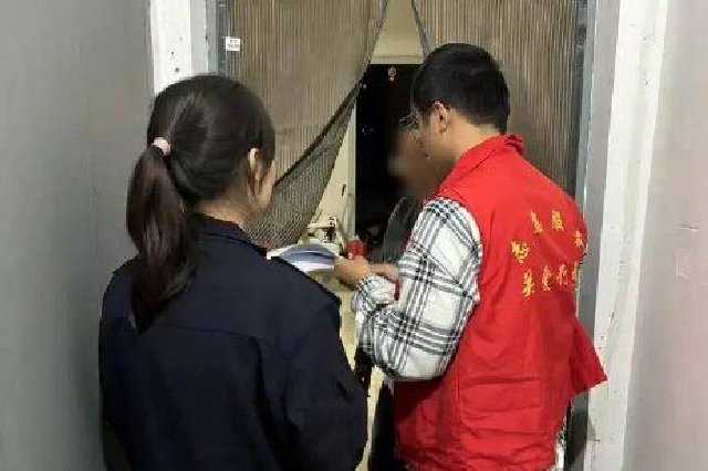 办证高峰不发愁 青山公安暖心搭建办证“快车道”