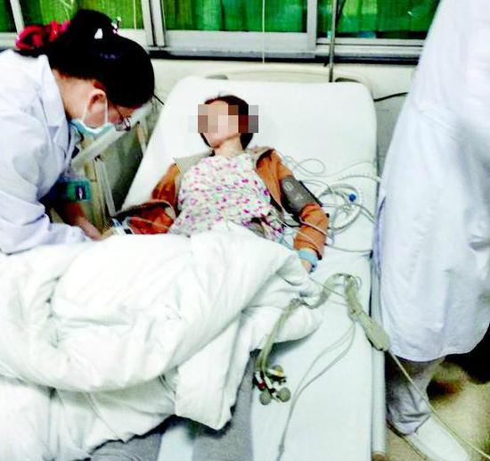 图为:医护人员对婆婆进行急救