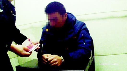 图为:赵某交代了自?#21644;?#38065;的经过