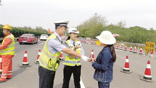 图为：女子（右一）高速路上找不到丈夫的车