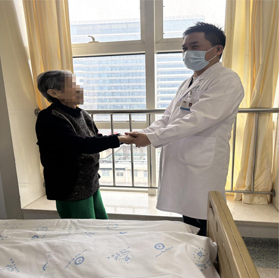 熊奶奶第一次不拄拐下床活动