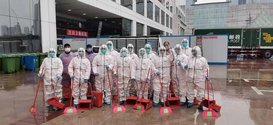 江汉城管72名环卫工人进驻武展方舱病院开展扫除打手势保洁工作