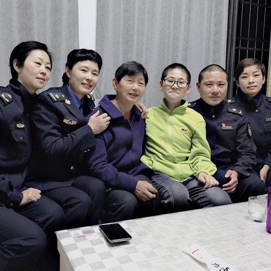 李惠兰(左二)与妈妈嫂子弟弟弟媳等亲人团聚