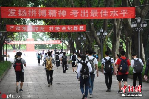 6月7日，重庆，全国高考重庆沙坪坝考点，考生步入考场。