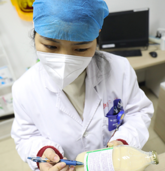 武汉市第一医院肠外肠内营养专科临床药师杨香瑜接受患者咨询 通讯员代雨朦 摄