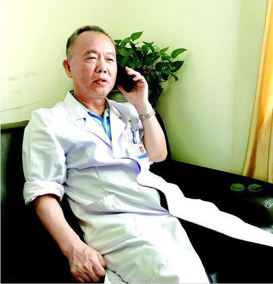 图为天佑医院心血管内科主任韩红彦在接听患者来电