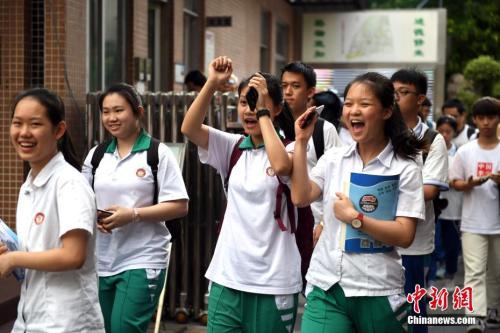 6月8日，广州华师附中考点，考生在考试结束后轻松走出考场。